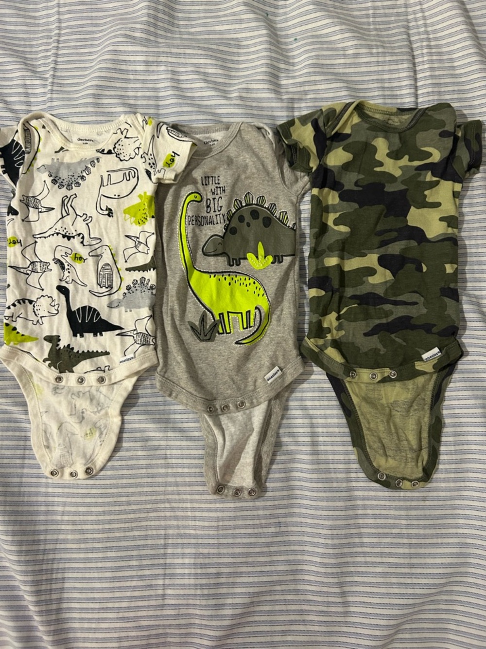 Gerber Baby Bodysuit Set in Gray, White & Green Dino/Camo Prints. Size 3-6M